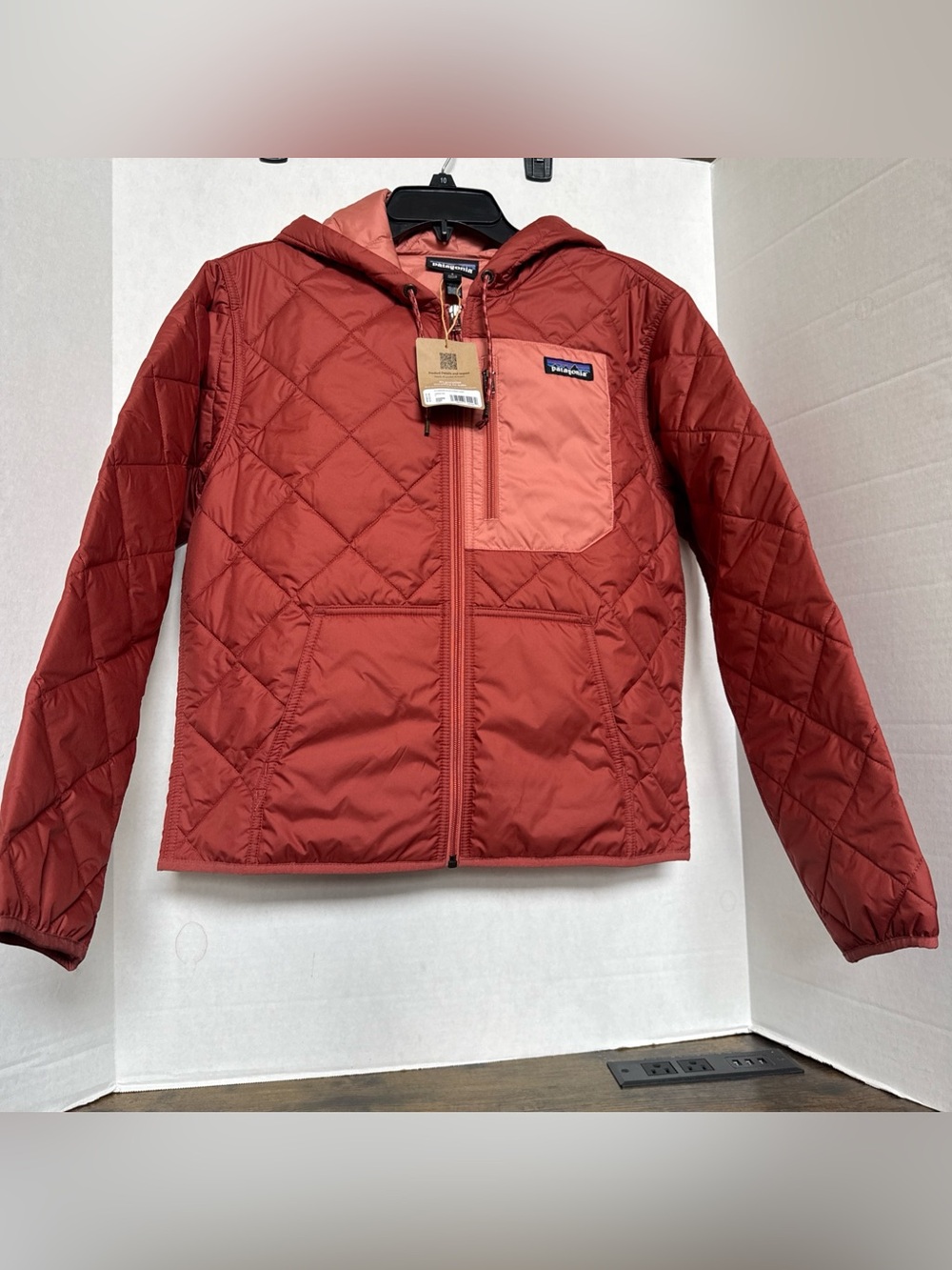 Patagonia Women’s Diamond Quilted Bomber Hoody Potters Red New Size Small